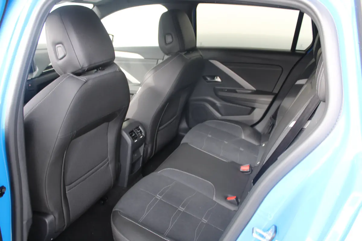 GS - Hybrid | Afneembare trekhaak | Alcantara bekleding | Elektr. vertsel. stoel(en) | 18" lichtmetaal | Voorraadvoordeel !