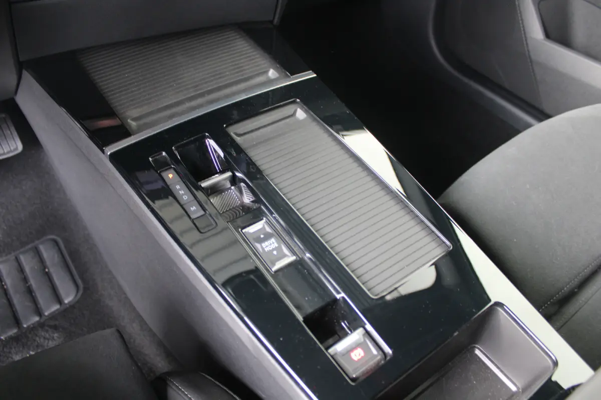 GS - Hybrid | Afneembare trekhaak | Alcantara bekleding | Elektr. vertsel. stoel(en) | 18" lichtmetaal | Voorraadvoordeel !