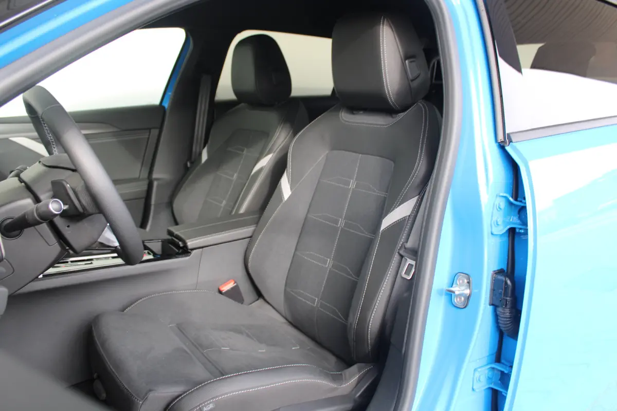 GS - Hybrid | Afneembare trekhaak | Alcantara bekleding | Elektr. vertsel. stoel(en) | 18" lichtmetaal | Voorraadvoordeel !