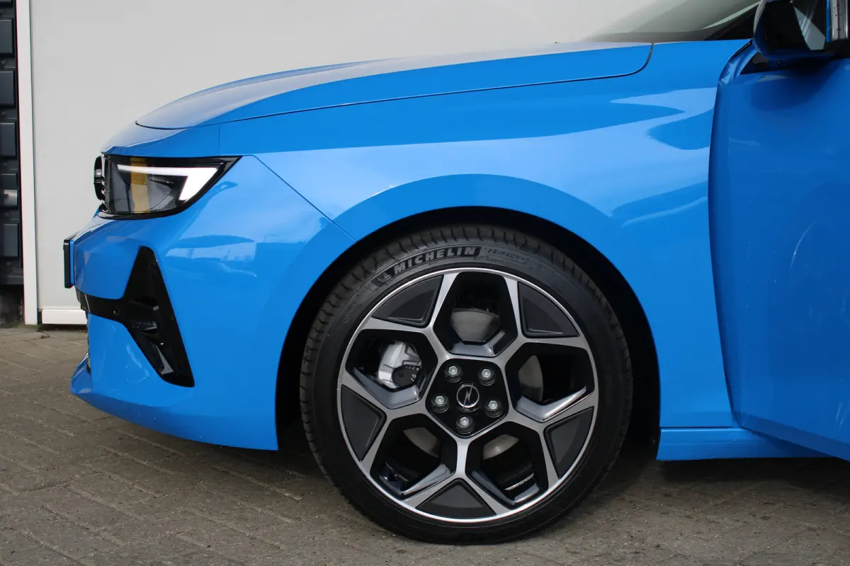 GS - Hybrid | Afneembare trekhaak | Alcantara bekleding | Elektr. vertsel. stoel(en) | 18" lichtmetaal | Voorraadvoordeel !