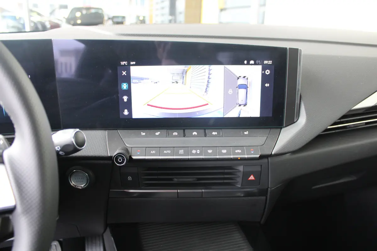 GS - Hybrid | Afneembare trekhaak | Alcantara bekleding | Elektr. vertsel. stoel(en) | 18" lichtmetaal | Voorraadvoordeel !