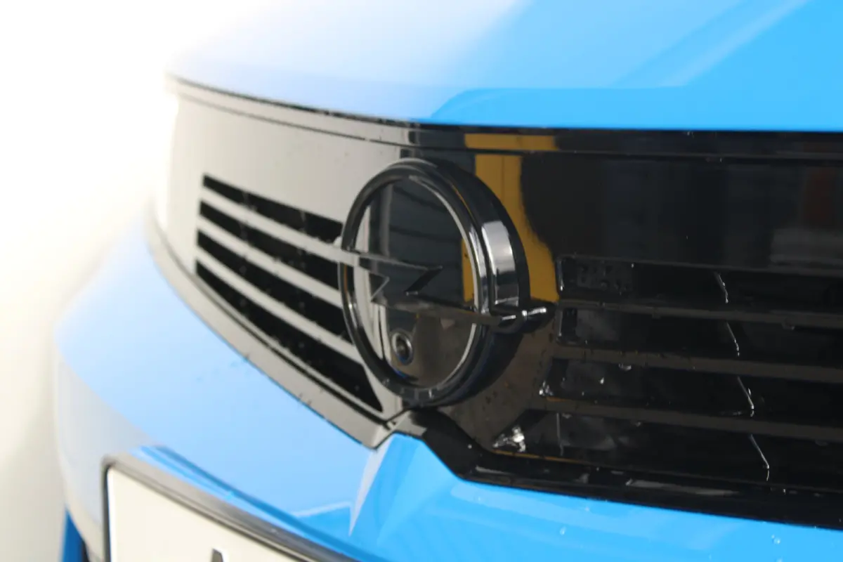 GS - Hybrid | Afneembare trekhaak | Alcantara bekleding | Elektr. vertsel. stoel(en) | 18" lichtmetaal | Voorraadvoordeel !