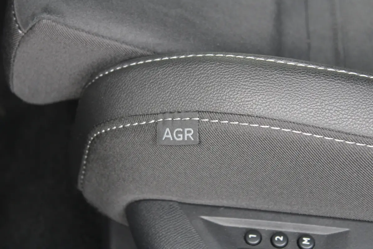 GS - Hybrid | Afneembare trekhaak | Alcantara bekleding | Elektr. vertsel. stoel(en) | 18" lichtmetaal | Voorraadvoordeel !