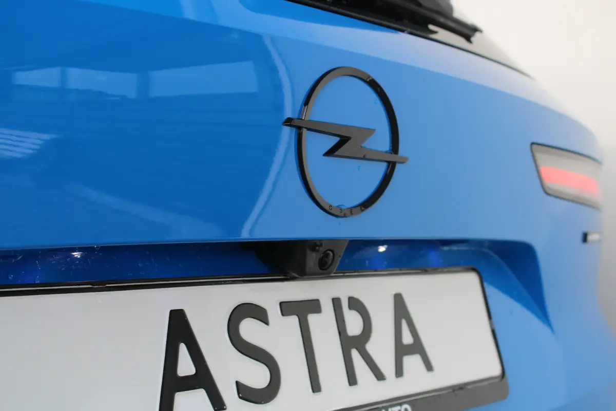 GS - Hybrid | Afneembare trekhaak | Alcantara bekleding | Elektr. vertsel. stoel(en) | 18" lichtmetaal | Voorraadvoordeel !