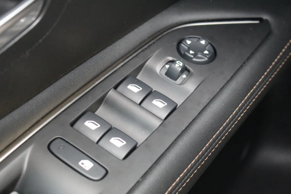 1.2 GT Line Avantage Aut. | Elec. Achterklep | Camera | Pdc | Navi | Cruise | Carplay | | Achterbank in delen neerklapbaar | Afwijkende dakkleur | Alarm klasse 1(startblokkering)| Elec. Acht
