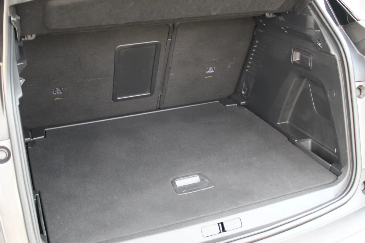 1.2 GT Line Avantage Aut. | Elec. Achterklep | Camera | Pdc | Navi | Cruise | Carplay | | Achterbank in delen neerklapbaar | Afwijkende dakkleur | Alarm klasse 1(startblokkering)| Elec. Acht