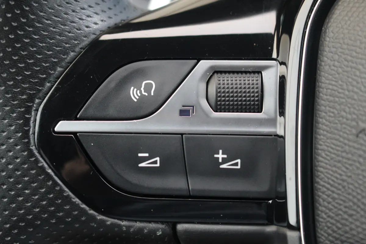 1.2 GT Line Avantage Aut. | Elec. Achterklep | Camera | Pdc | Navi | Cruise | Carplay | | Achterbank in delen neerklapbaar | Afwijkende dakkleur | Alarm klasse 1(startblokkering)| Elec. Acht