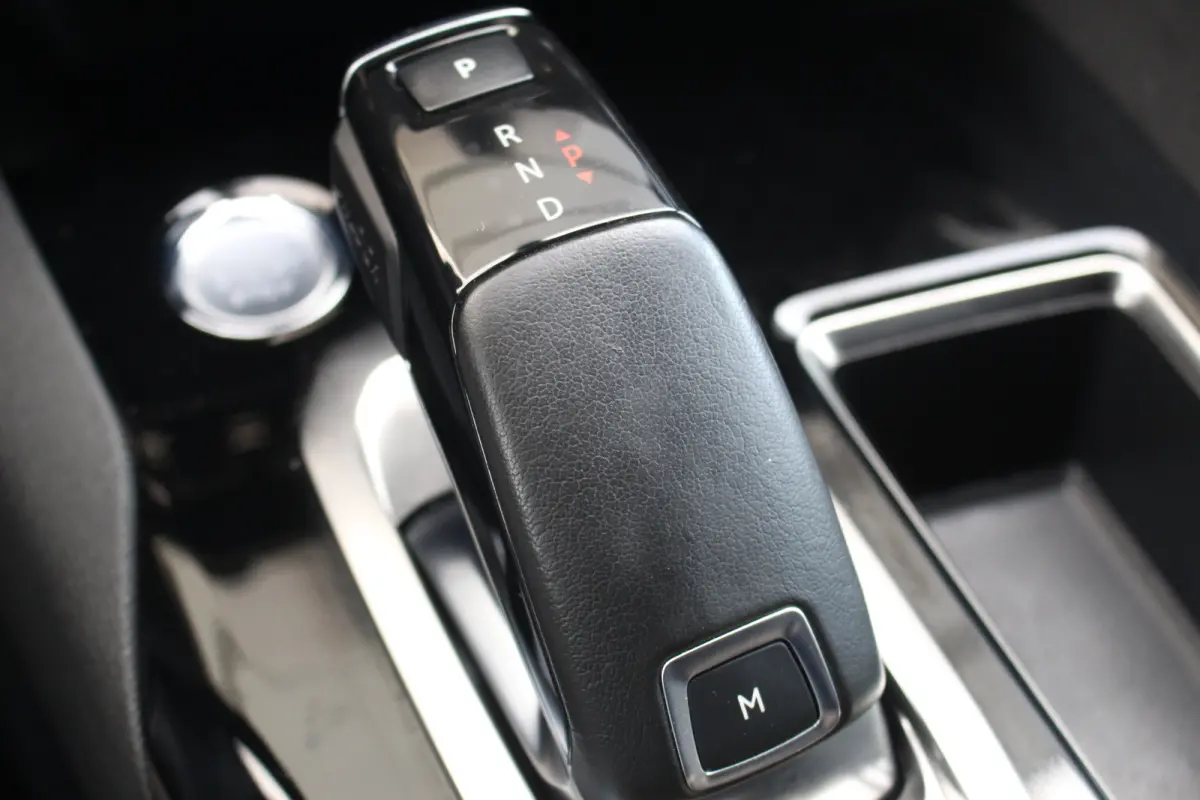 1.2 GT Line Avantage Aut. | Elec. Achterklep | Camera | Pdc | Navi | Cruise | Carplay | | Achterbank in delen neerklapbaar | Afwijkende dakkleur | Alarm klasse 1(startblokkering)| Elec. Acht