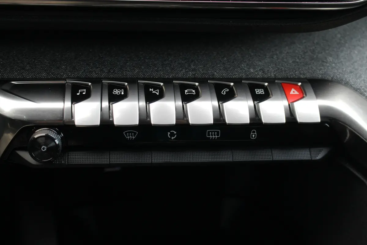 1.2 GT Line Avantage Aut. | Elec. Achterklep | Camera | Pdc | Navi | Cruise | Carplay | | Achterbank in delen neerklapbaar | Afwijkende dakkleur | Alarm klasse 1(startblokkering)| Elec. Acht