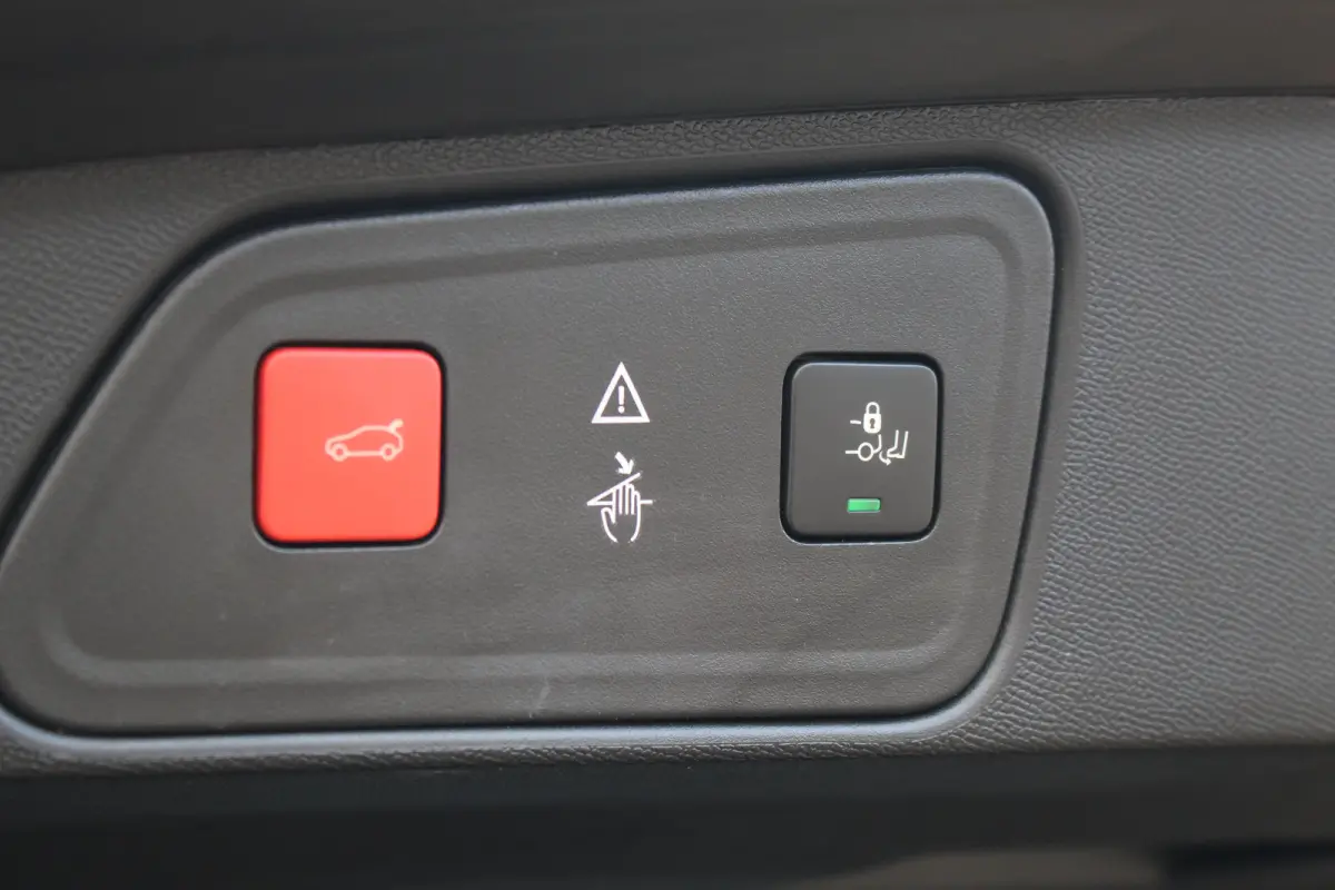 1.2 GT Line Avantage Aut. | Elec. Achterklep | Camera | Pdc | Navi | Cruise | Carplay | | Achterbank in delen neerklapbaar | Afwijkende dakkleur | Alarm klasse 1(startblokkering)| Elec. Acht