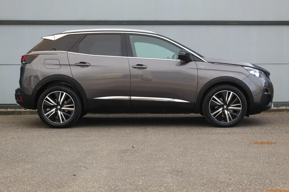 1.2 GT Line Avantage Aut. | Elec. Achterklep | Camera | Pdc | Navi | Cruise | Carplay | | Achterbank in delen neerklapbaar | Afwijkende dakkleur | Alarm klasse 1(startblokkering)| Elec. Acht