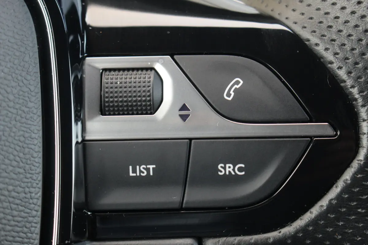 1.2 GT Line Avantage Aut. | Elec. Achterklep | Camera | Pdc | Navi | Cruise | Carplay | | Achterbank in delen neerklapbaar | Afwijkende dakkleur | Alarm klasse 1(startblokkering)| Elec. Acht