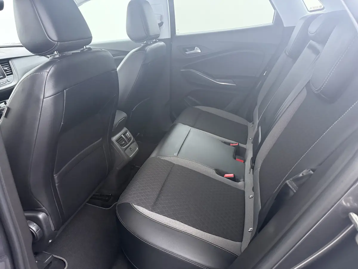 1.6 Turbo Hybrid Business Edition / Navigatie / Camera / Parkeersensoren / ECC / Carplay / 18'' LMV