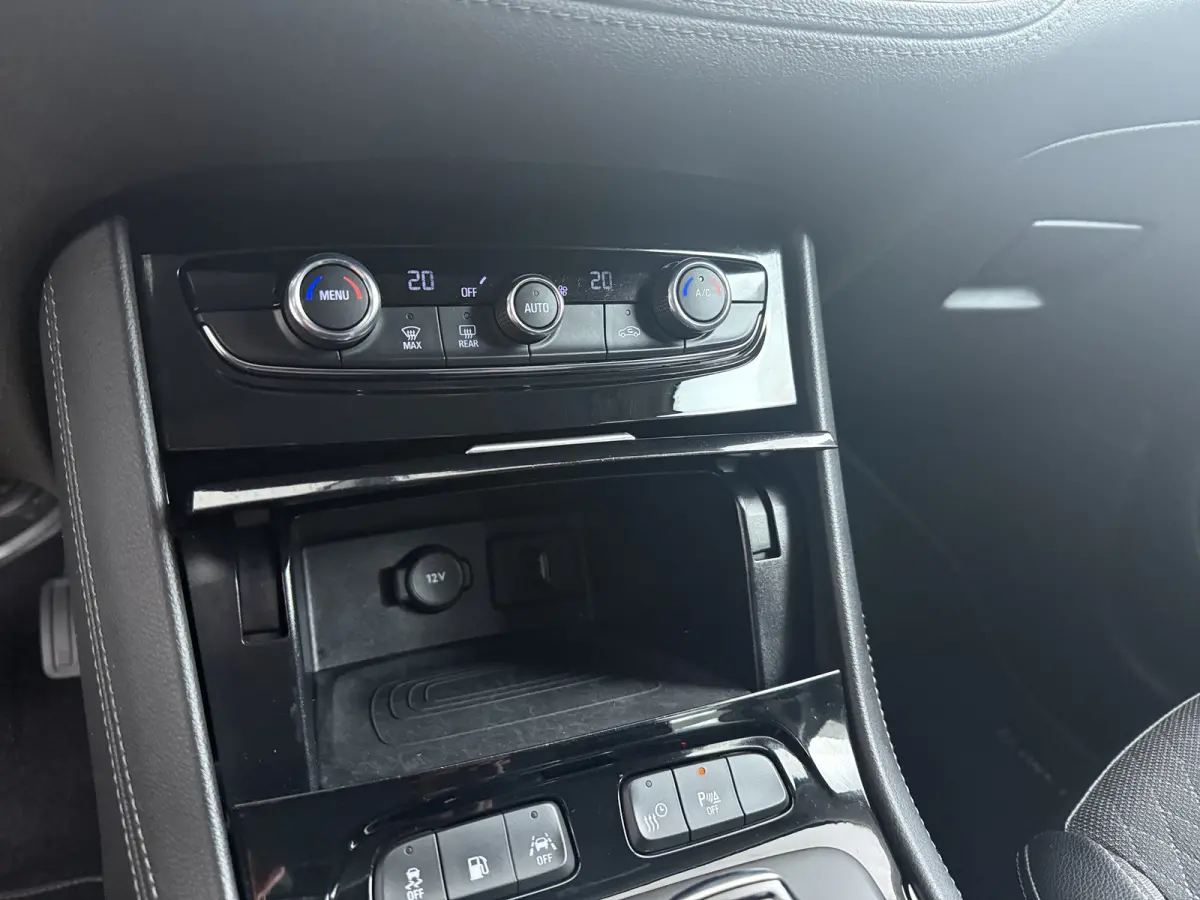 1.6 Turbo Hybrid Business Edition / Navigatie / Camera / Parkeersensoren / ECC / Carplay / 18'' LMV