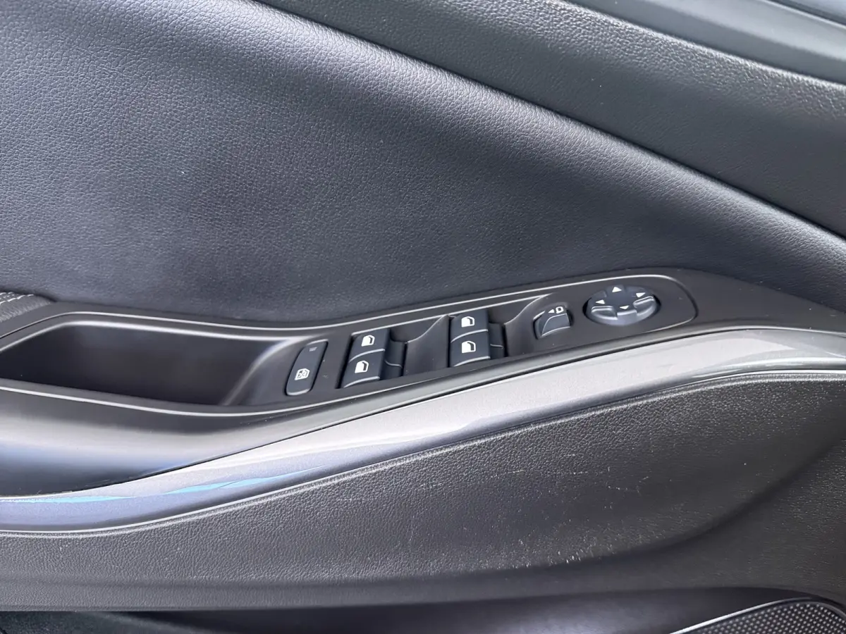 1.6 Turbo Hybrid Business Edition / Navigatie / Camera / Parkeersensoren / ECC / Carplay / 18'' LMV