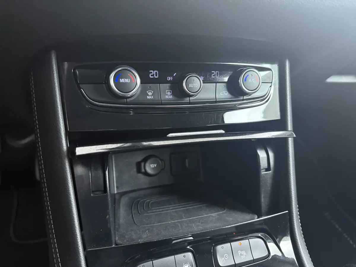 1.6 Turbo Hybrid Business Edition / Navigatie / Camera / Parkeersensoren / ECC / Carplay / 18'' LMV