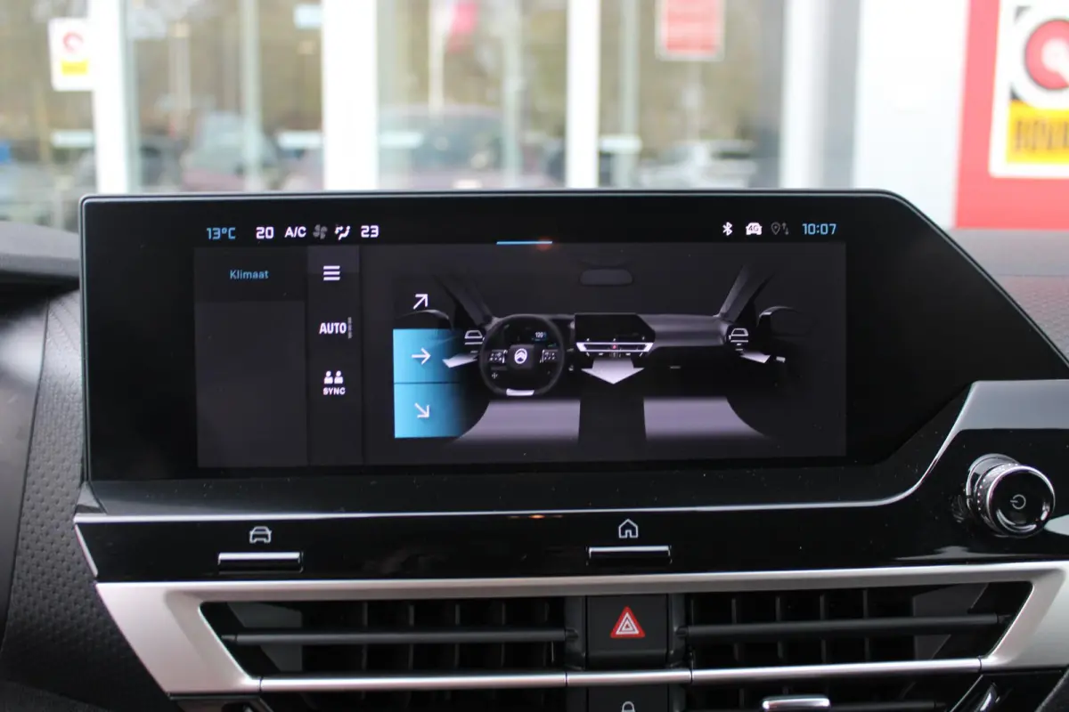 C4 1.2 HYbrid 145PK MAX | HEAD UP DISPLAY | CAMERA VOOR + ACHTER | NAVIGATIE | DRAADLOZE TELEFOONLADER | FULL LED KOPLAMPEN | DRAADLOZE APPLE CARPLAY/ANDROID AUTO | 18" LICHTMETALEN VELGEN |