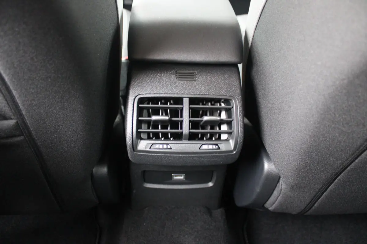 C4 1.2 HYbrid 145PK MAX | HEAD UP DISPLAY | CAMERA VOOR + ACHTER | NAVIGATIE | DRAADLOZE TELEFOONLADER | FULL LED KOPLAMPEN | DRAADLOZE APPLE CARPLAY/ANDROID AUTO | 18" LICHTMETALEN VELGEN |