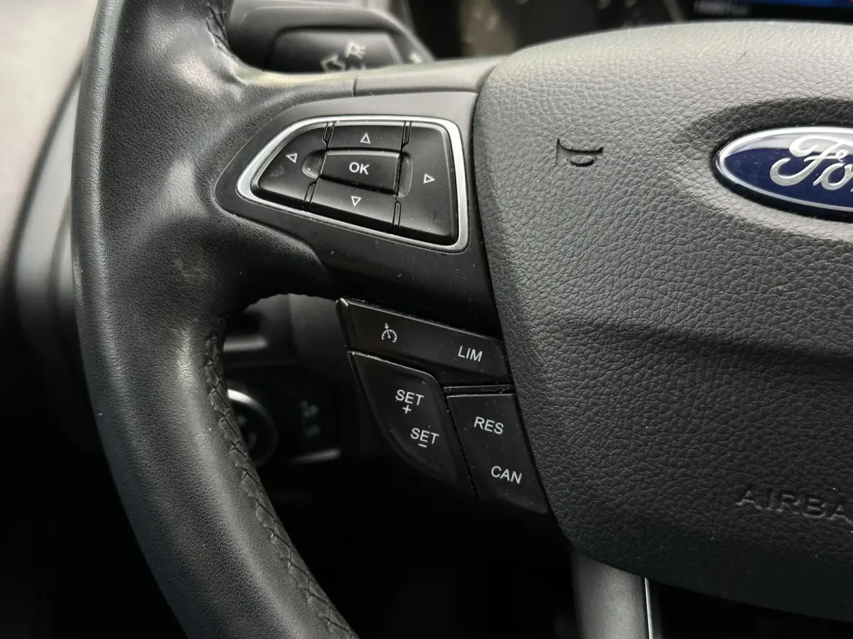 1.0 Titanium Keyless Cruise Control Stoelverw. Navi PDC 16''LM