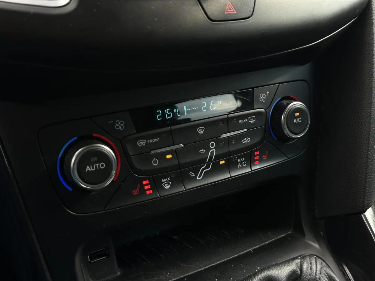 1.0 Titanium Keyless Cruise Control Stoelverw. Navi PDC 16''LM