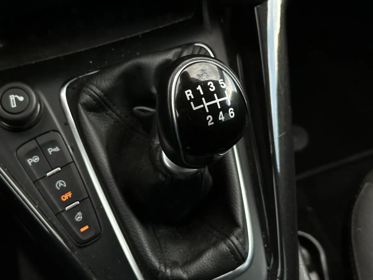 1.0 Titanium Keyless Cruise Control Stoelverw. Navi PDC 16''LM