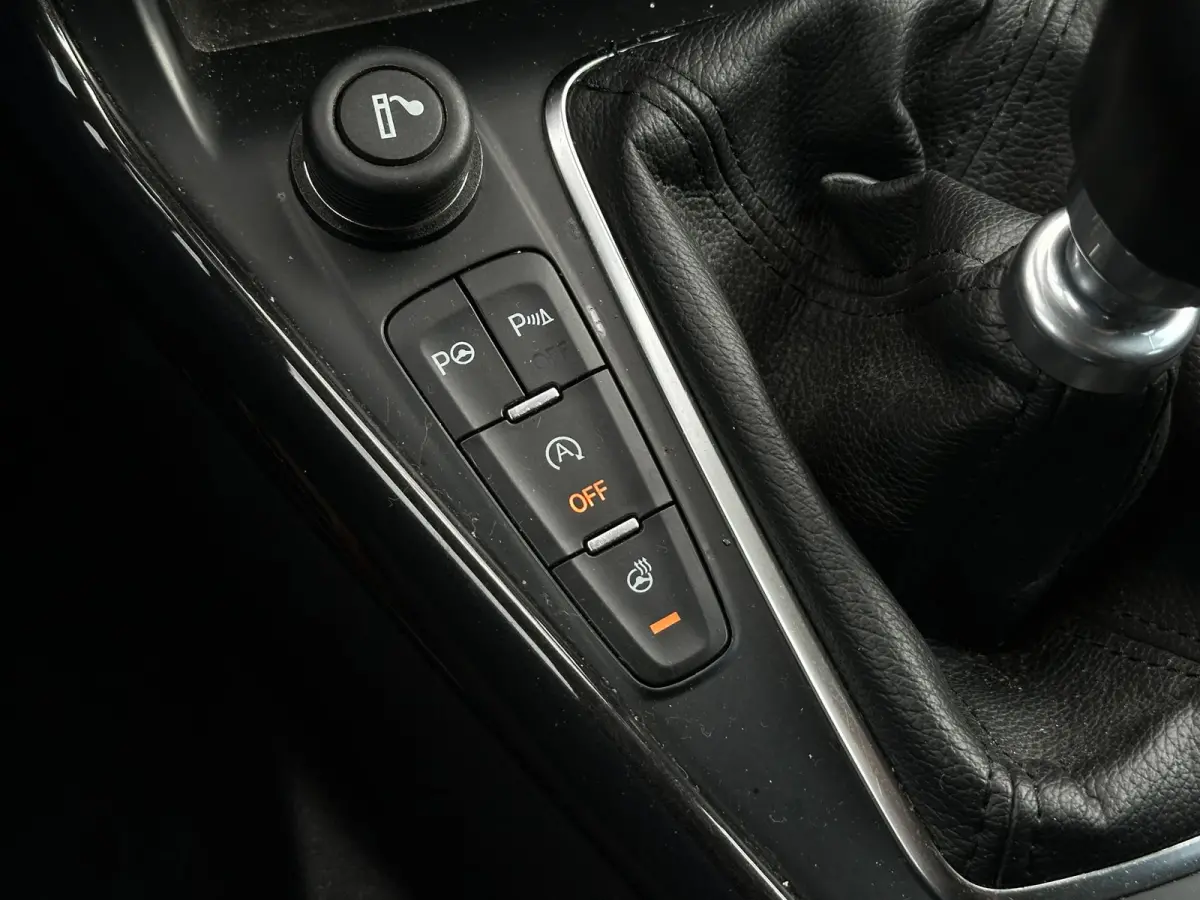 1.0 Titanium Keyless Cruise Control Stoelverw. Navi PDC 16''LM