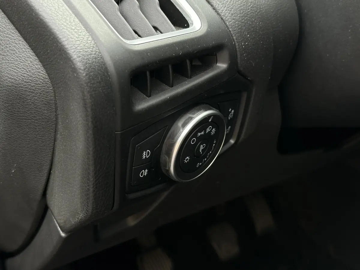 1.0 Titanium Keyless Cruise Control Stoelverw. Navi PDC 16''LM