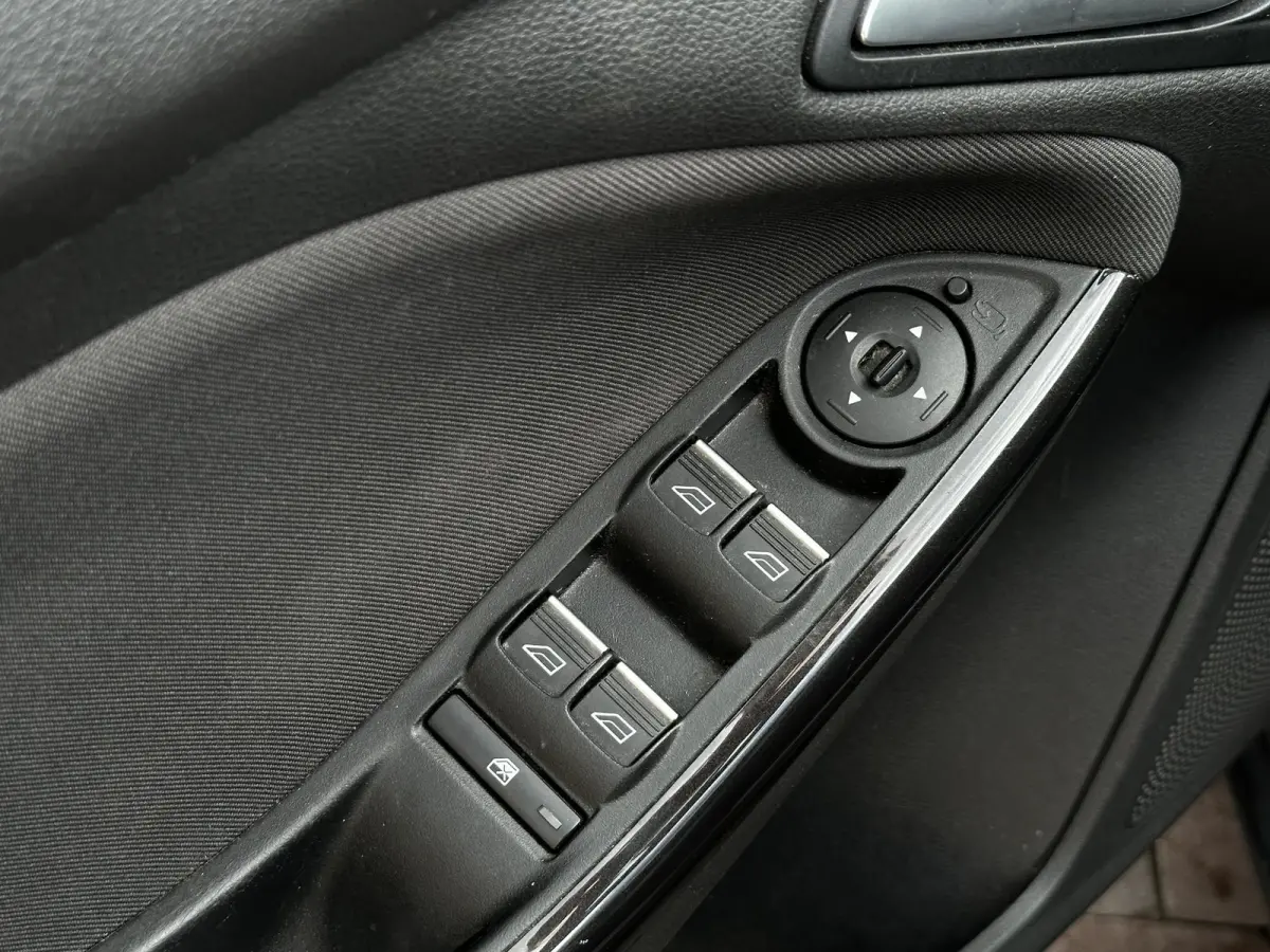1.0 Titanium Keyless Cruise Control Stoelverw. Navi PDC 16''LM