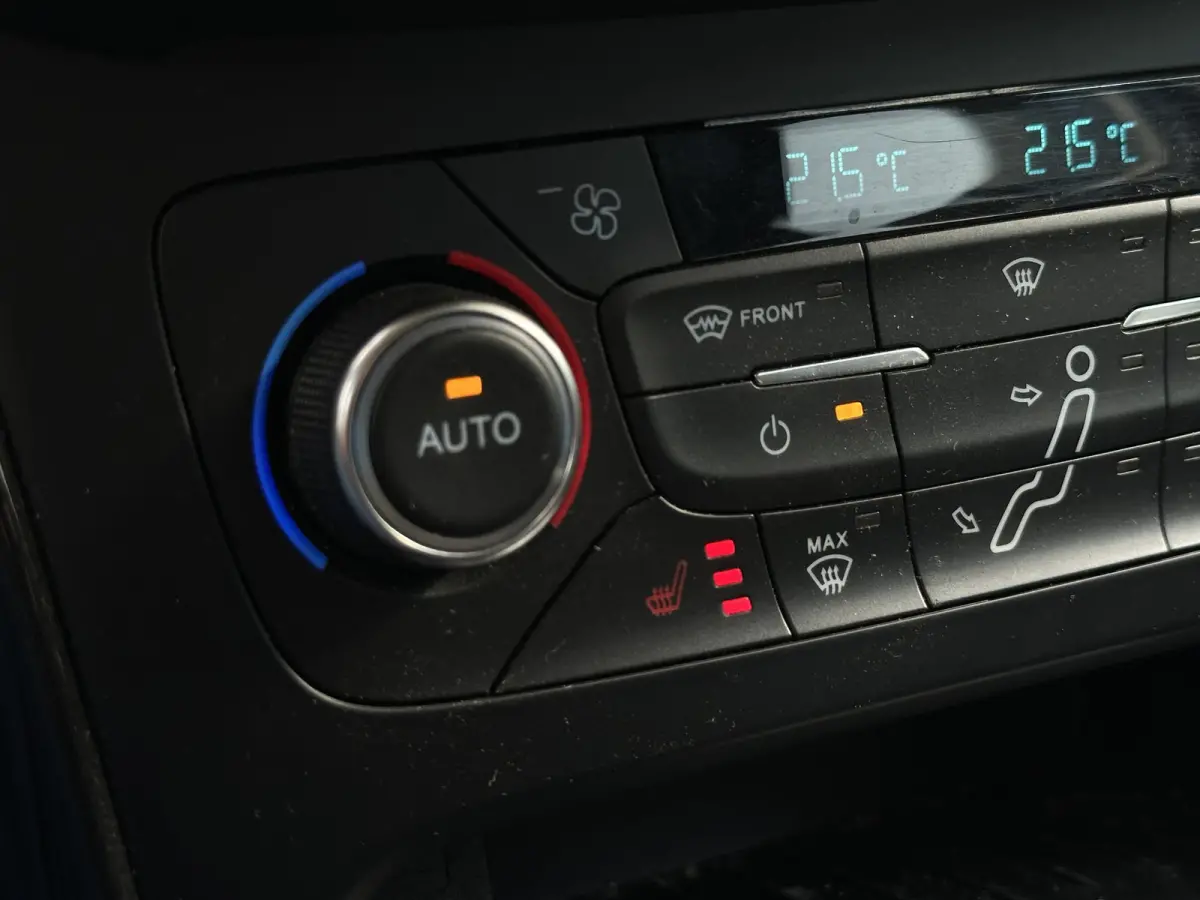 1.0 Titanium Keyless Cruise Control Stoelverw. Navi PDC 16''LM