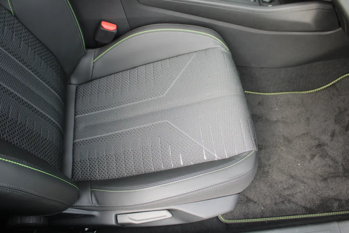 1.6 Plug-in Hybrid 195 GT | Automaat | Navigatie | Camera | Panorama/schuifdak | Focal | Nieuw model | Apple carplay |