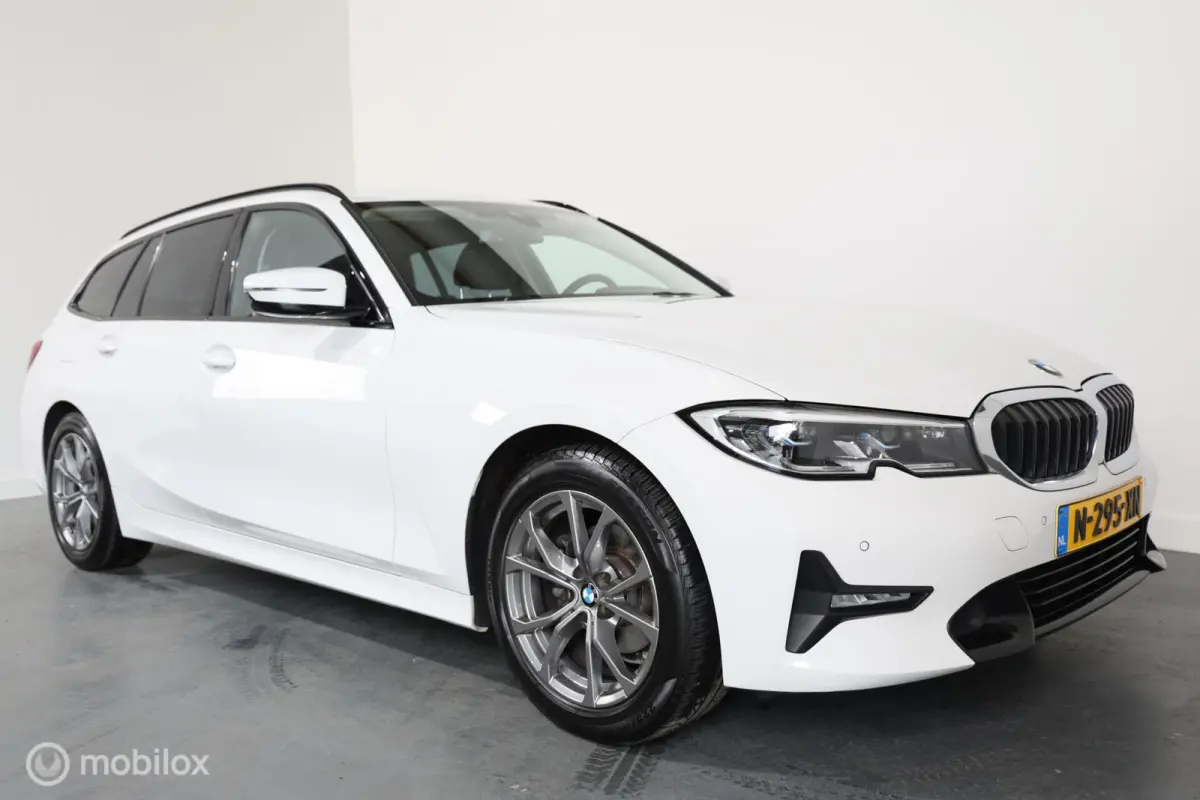 318i - Carplay - Stoelverwarming - Navi