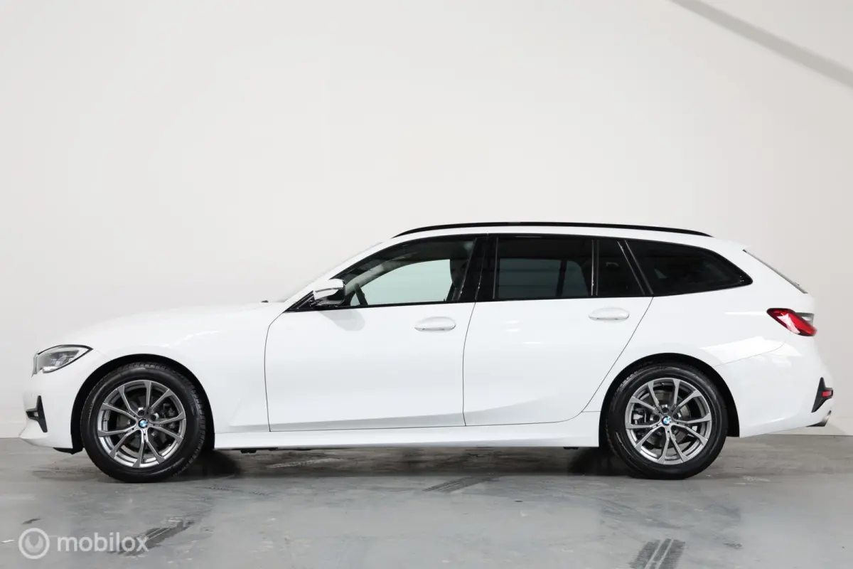 318i - Carplay - Stoelverwarming - Navi