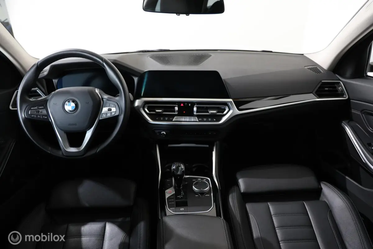 318i - Carplay - Stoelverwarming - Navi