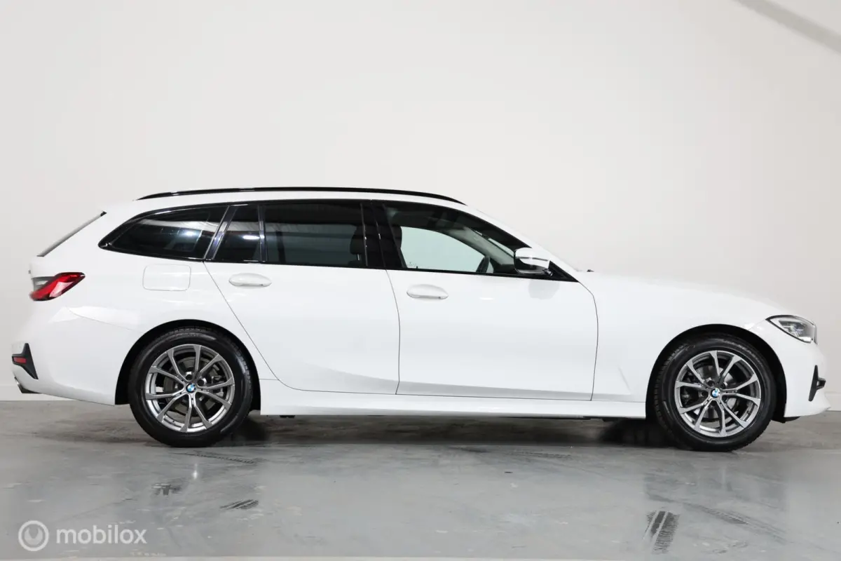 318i - Carplay - Stoelverwarming - Navi