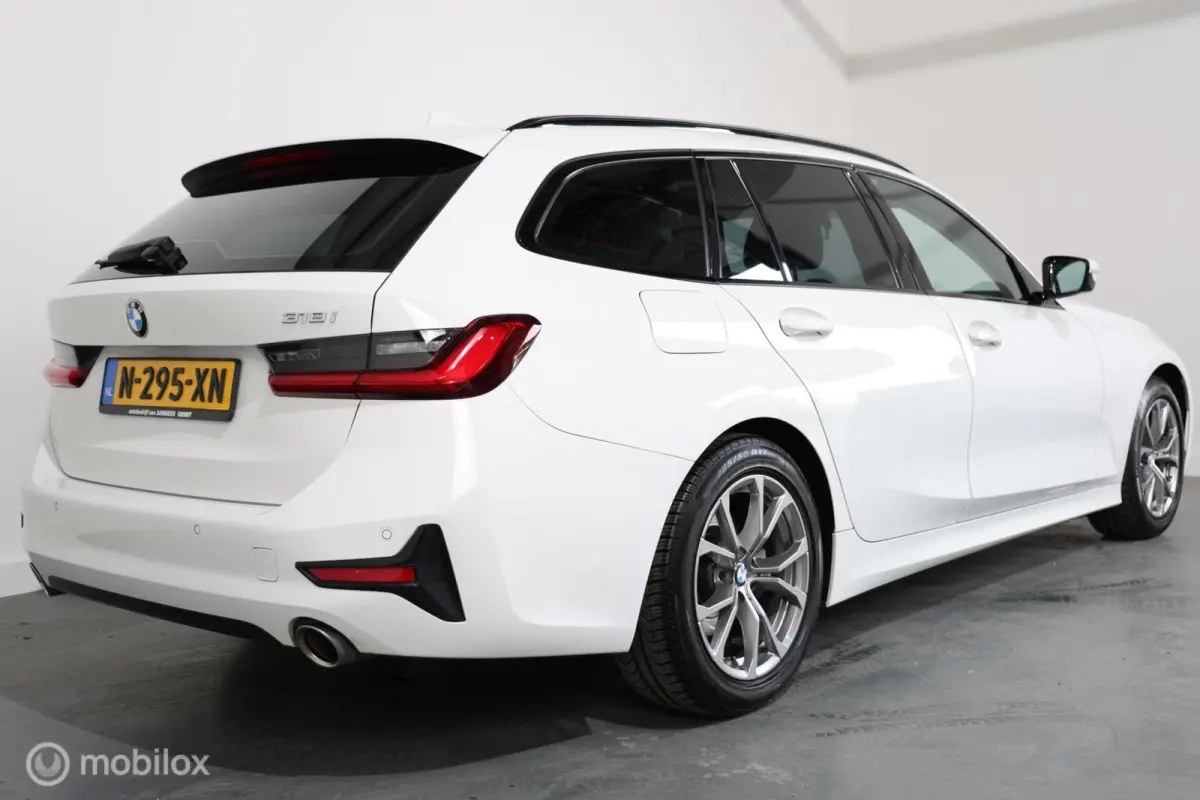 318i - Carplay - Stoelverwarming - Navi