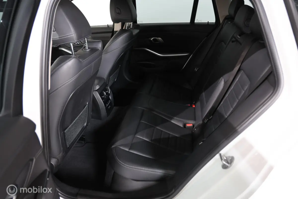 318i - Carplay - Stoelverwarming - Navi