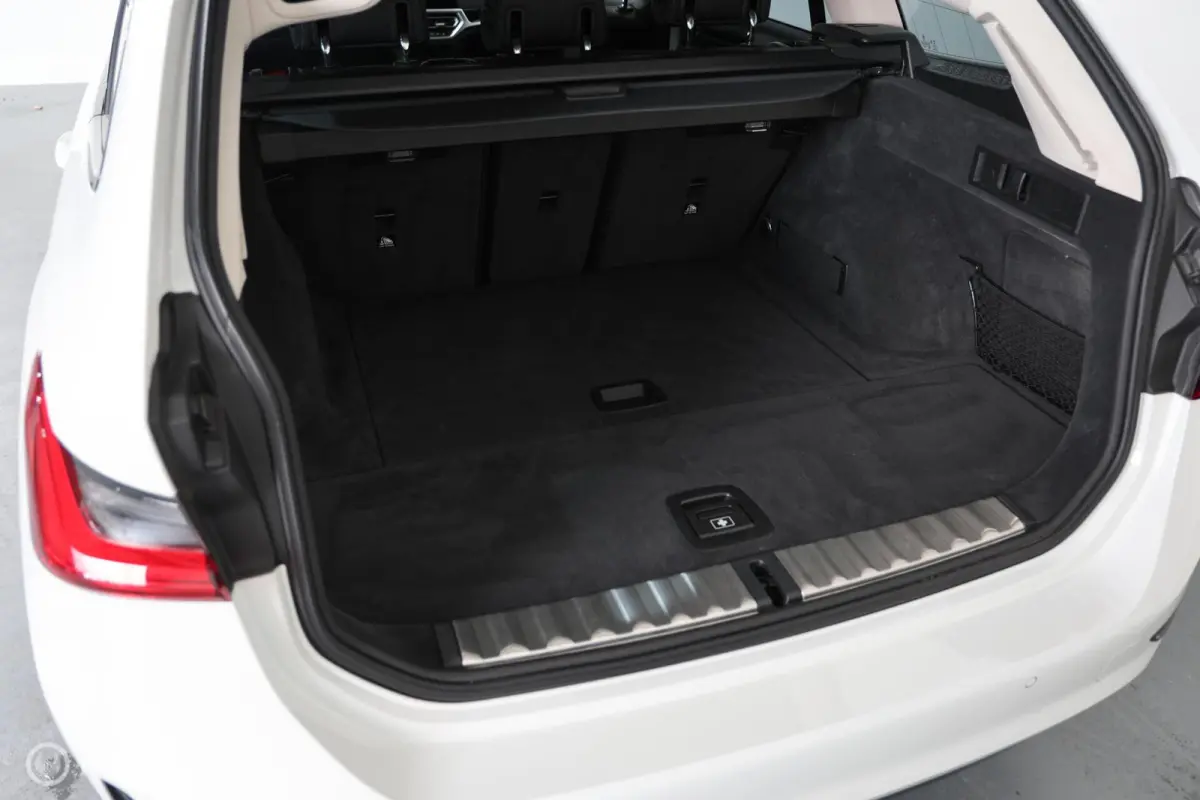 318i - Carplay - Stoelverwarming - Navi