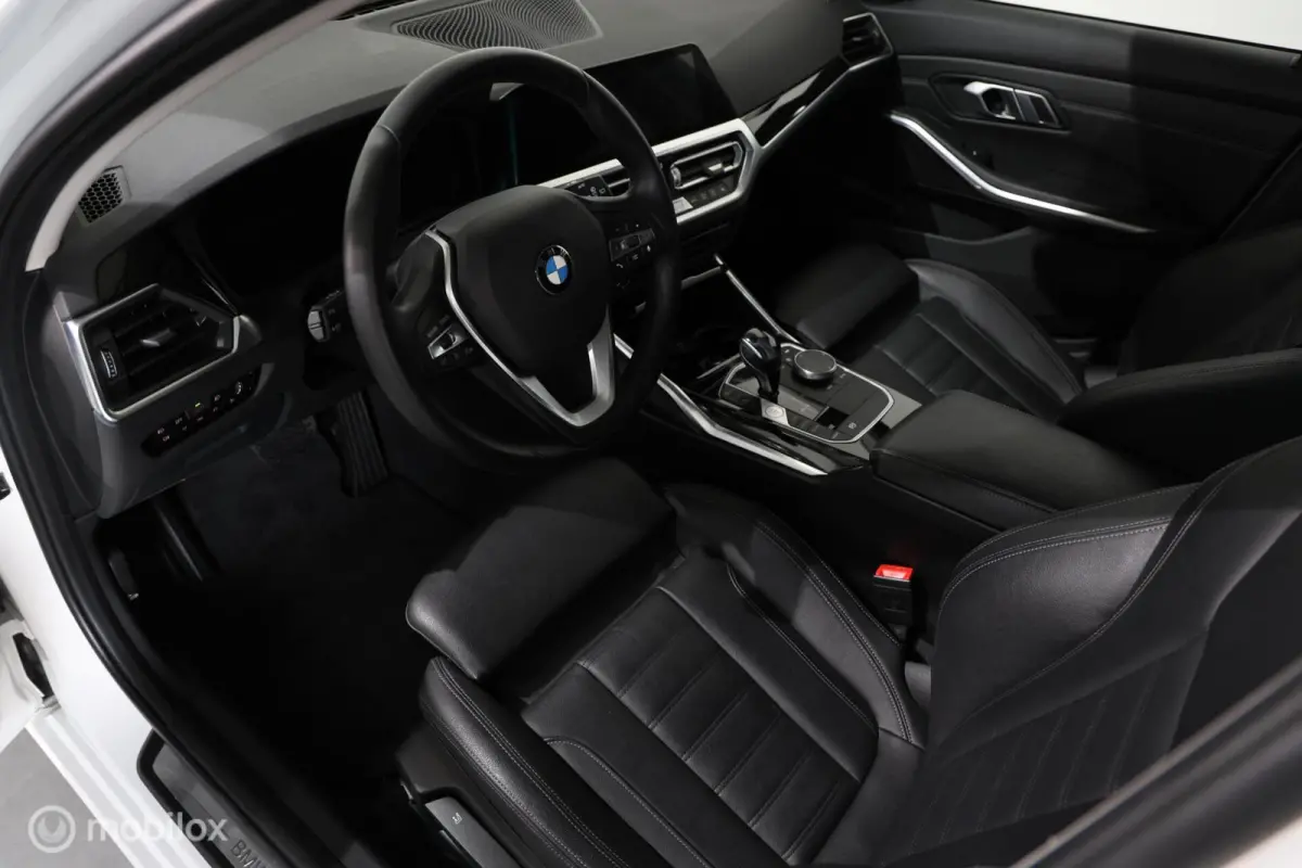318i - Carplay - Stoelverwarming - Navi
