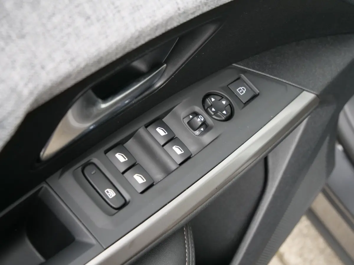1.2 Hybrid 136 Pk Allure Automaat DAB / Apple Carplay / Camera / 19 inch