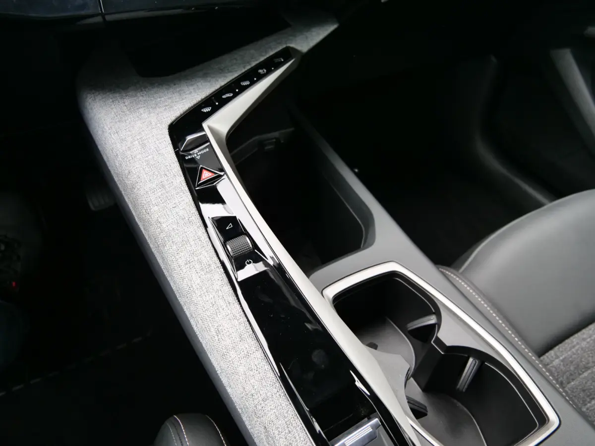 1.2 Hybrid 136 Pk Allure Automaat DAB / Apple Carplay / Camera / 19 inch