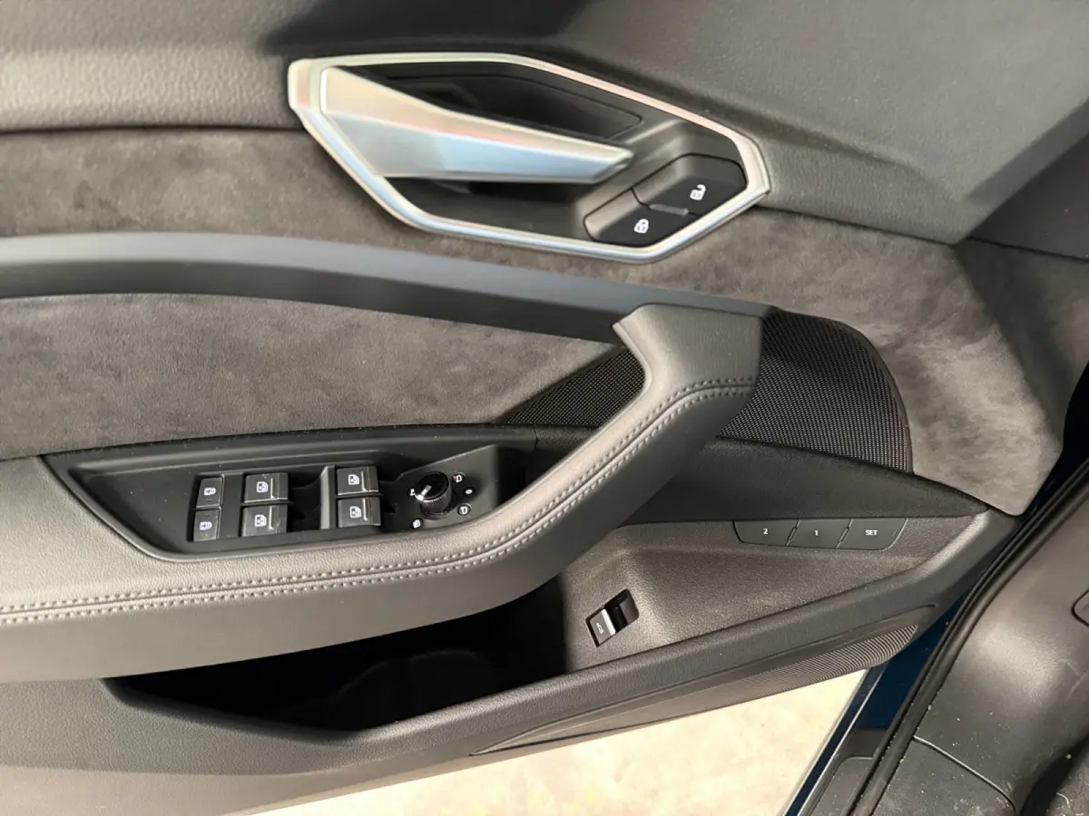 55 quattro Business edition Plus 95 kWh SOH 95%, Panoramadak, Moving Intelligence, Carplay, Android Auto