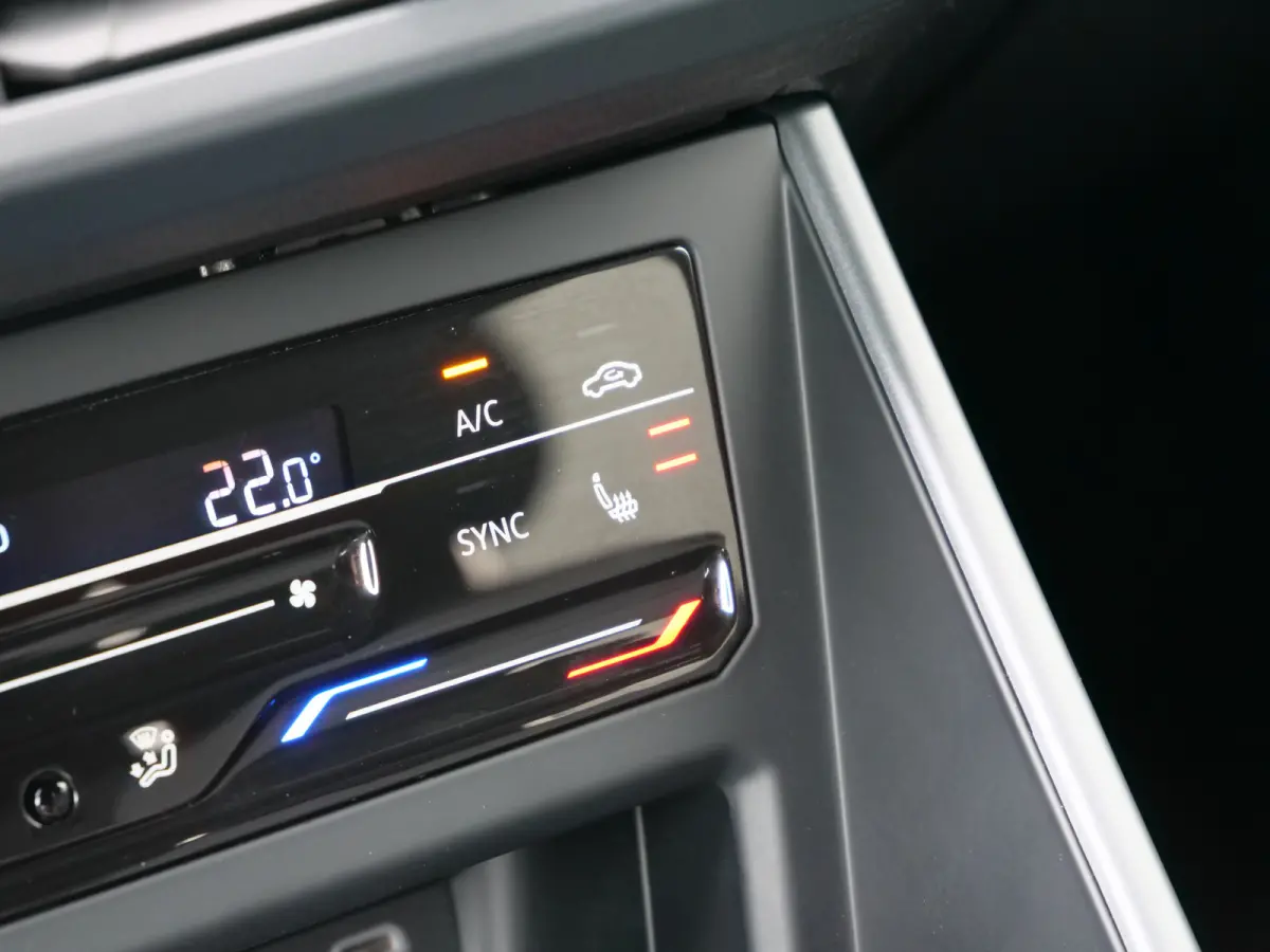 1.0 TSI R-Line Edition 116 Pk Automaat DAB / Apple Carplay / Camera / Stoelverwarming