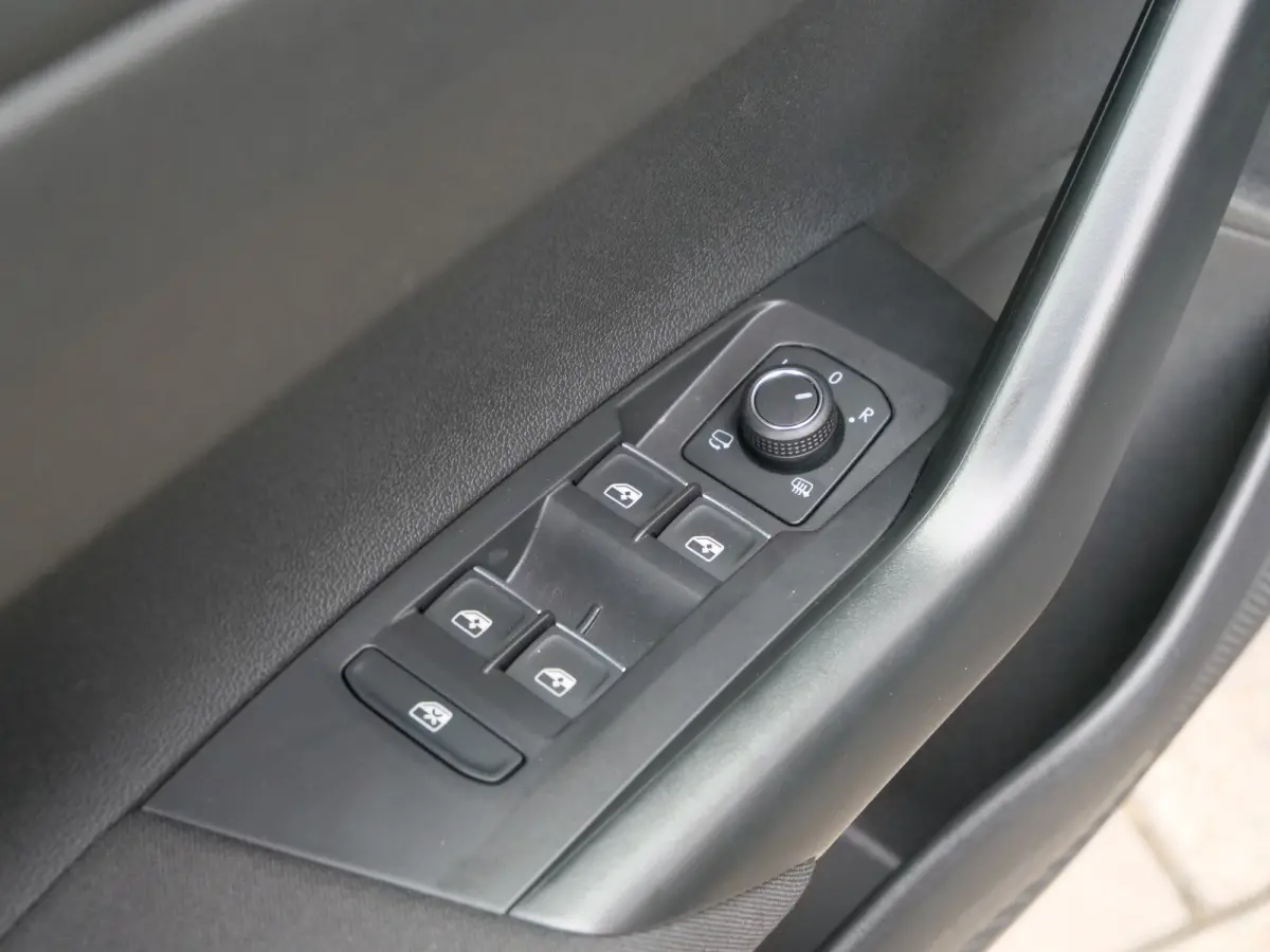 1.0 TSI R-Line Edition 116 Pk Automaat DAB / Apple Carplay / Camera / Stoelverwarming