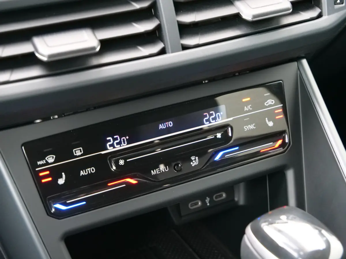 1.0 TSI R-Line Edition 116 Pk Automaat DAB / Apple Carplay / Camera / Stoelverwarming