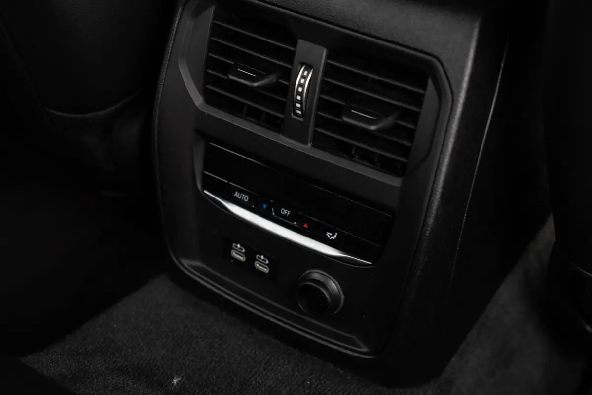 320i M-Sport CAMERA / LEER / HUD