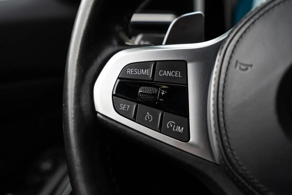 320i M-Sport CAMERA / LEER / HUD