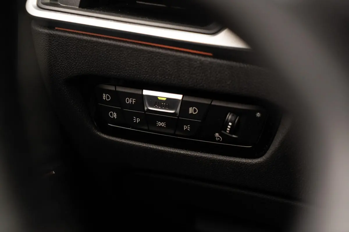 320i M-Sport CAMERA / LEER / HUD