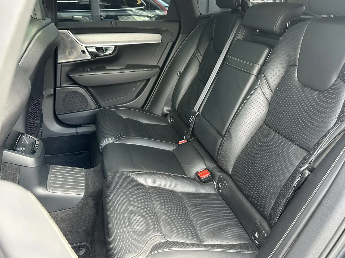2.0 T8 AWD Inscription | DEALERONDERHOUDEN | 1e Eigenaar | 20" | B&W Audio | PANO | Trekhaak | Massage | Stoelverkoeling |
