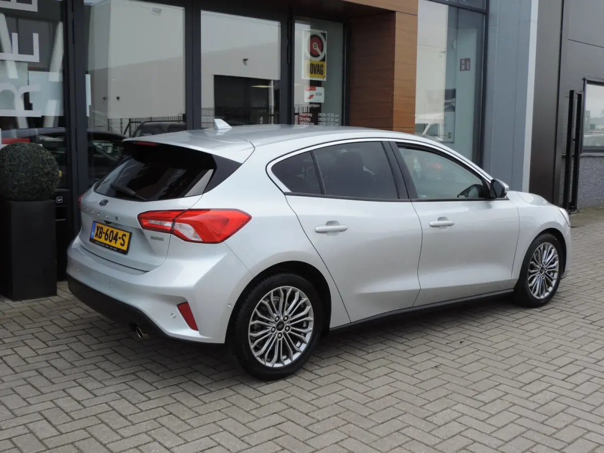 1.0-T 125PK Titanium Business | LED koplamp | Winterpack | Camera | Adapt.cruise | PDC v+a | CarPlay | Priv.glas | ECC