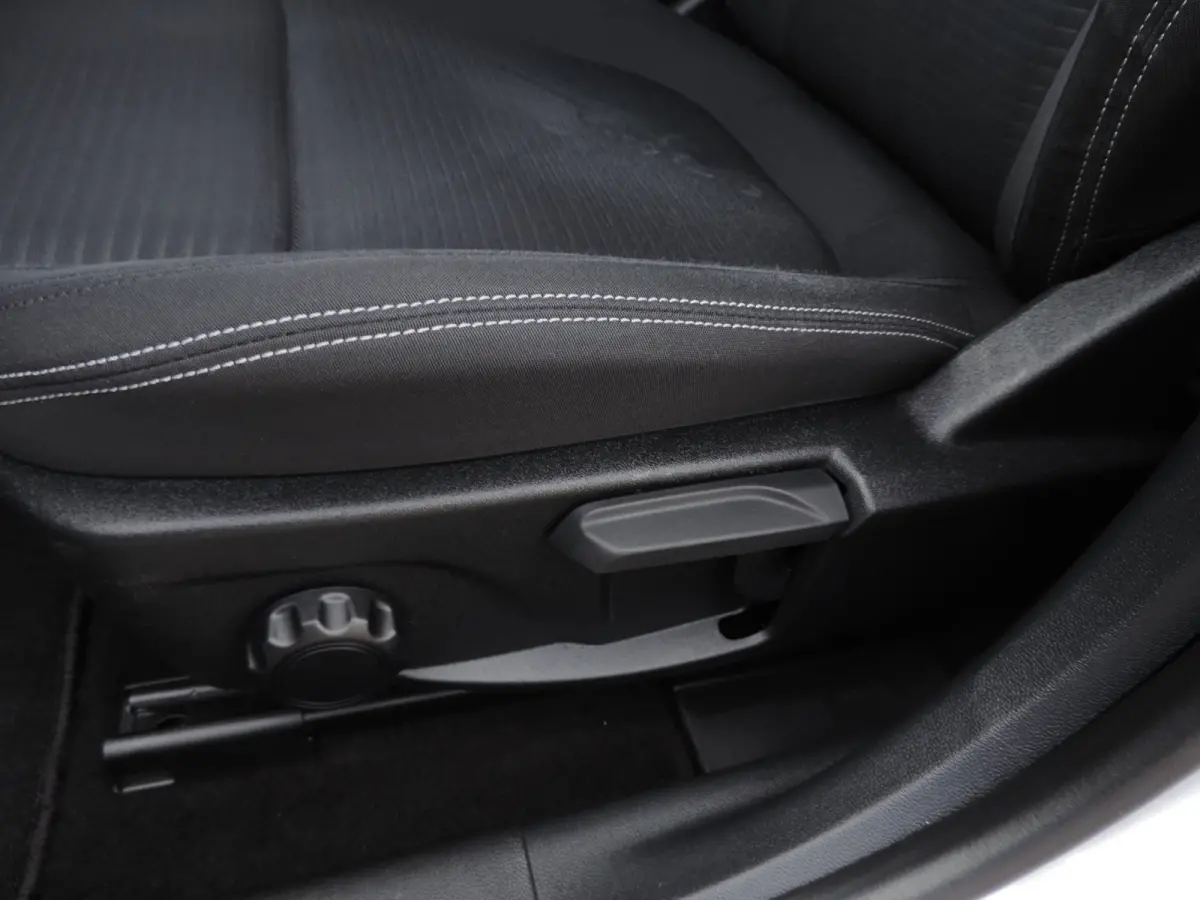 1.0-T 125PK Titanium Business | LED koplamp | Winterpack | Camera | Adapt.cruise | PDC v+a | CarPlay | Priv.glas | ECC